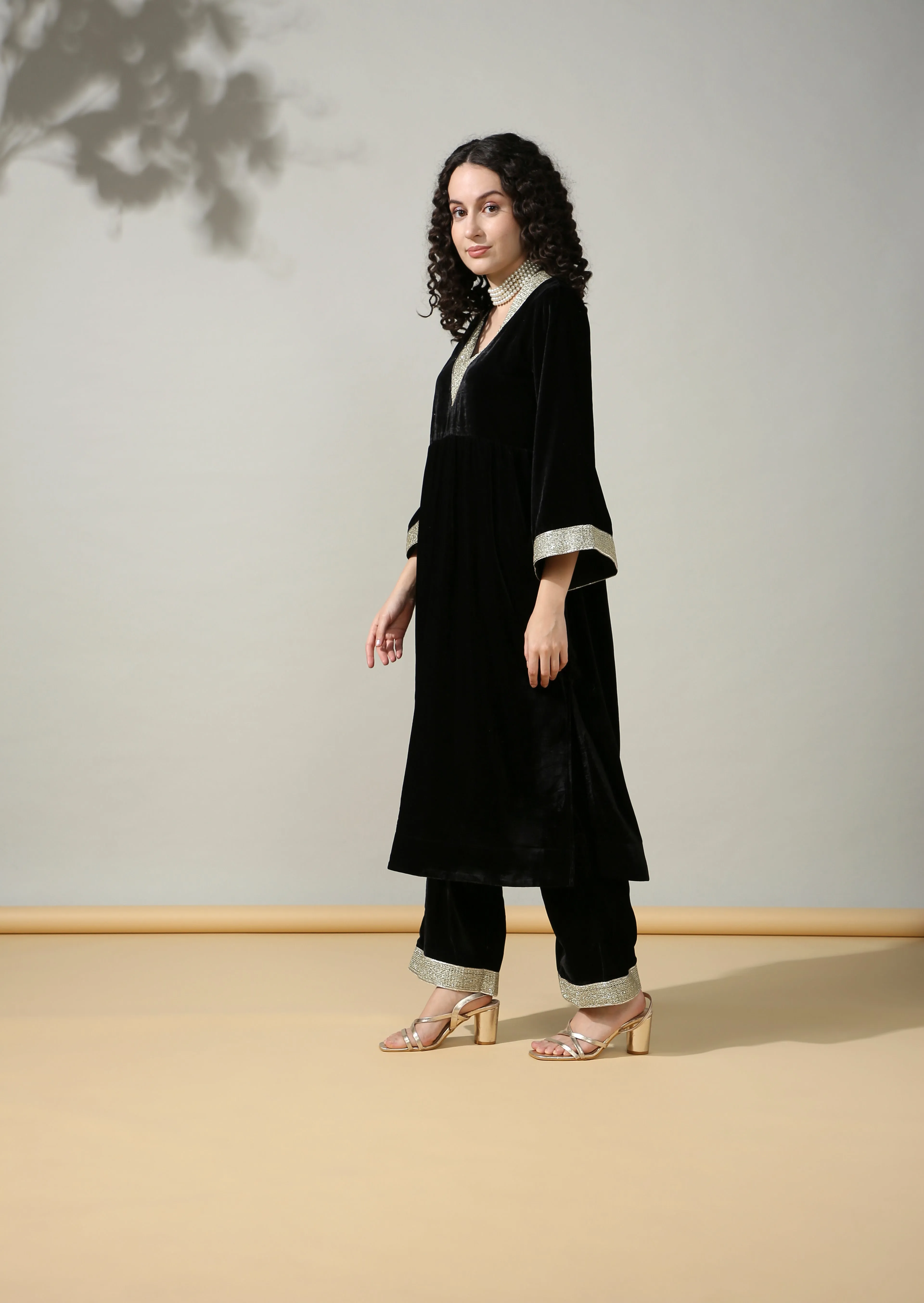 HOK ENSEMBLE - Stylish Velvet Suit set