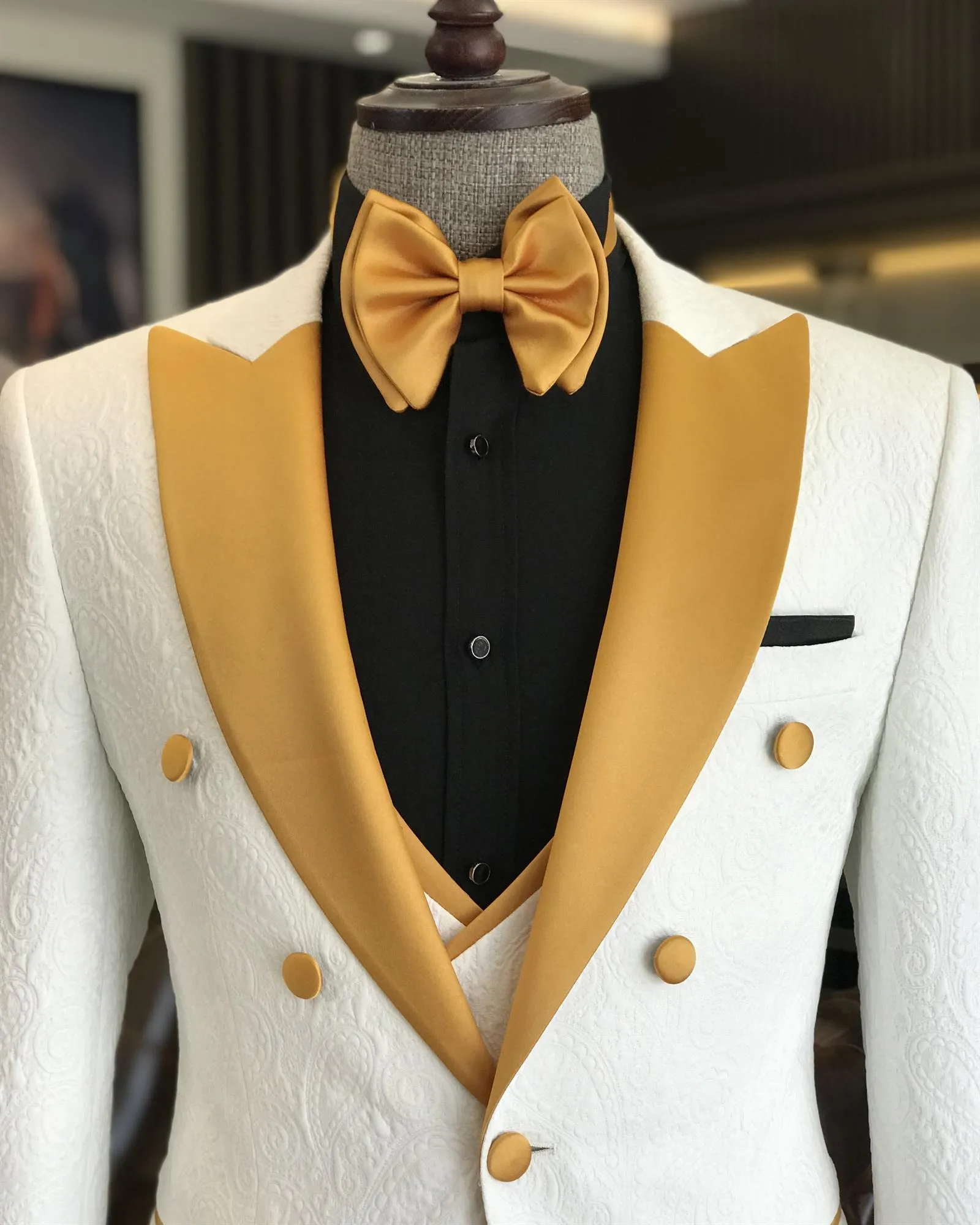 Stylish White Jacquard Three-Piece Peak Lapel Groom's Wedding Suit